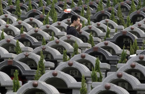 Trung Quốc và vấn đề bức bách khan hiếm đất nghĩa trang. 2