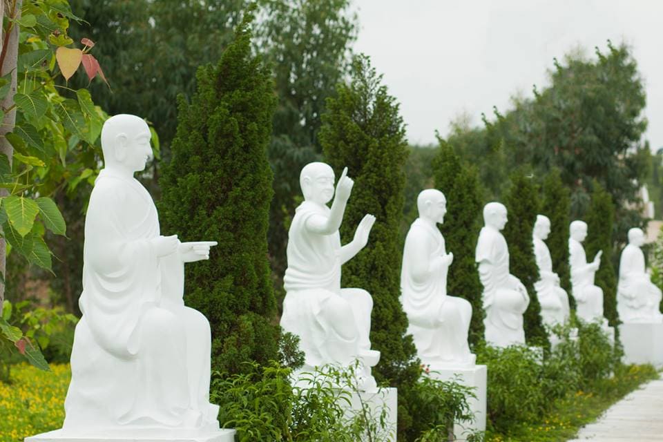 Vườn tượng phật hiện hữu trong khuôn viên Thiên Đức  vĩnh hằng