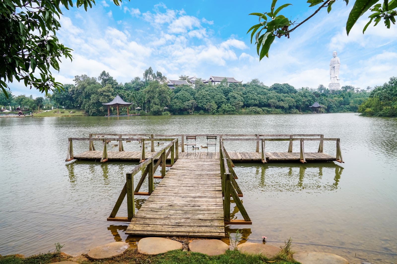 Công viên Thiên Đức sở hữu hồ nước rộng 8 ha xanh như ngọc, uốn lượn quanh các quả đồi.