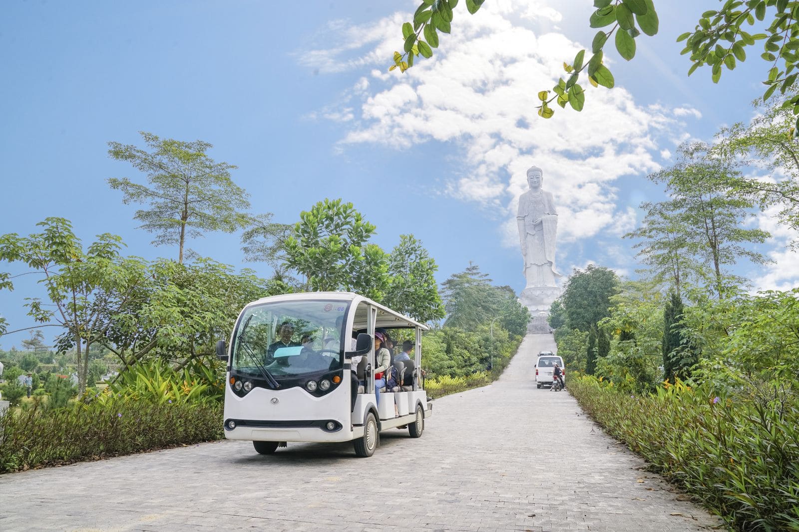 Xe điện của Công viên Thiên Đức luôn sẵn sàng phục vụ khách.