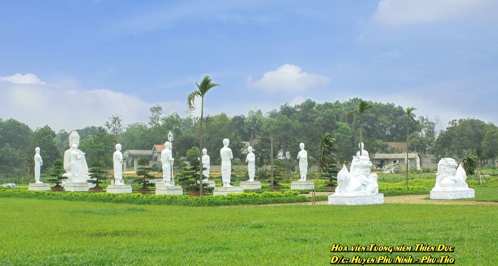 Một quần thể tượng Phật tại Công viên Thiên Đức.