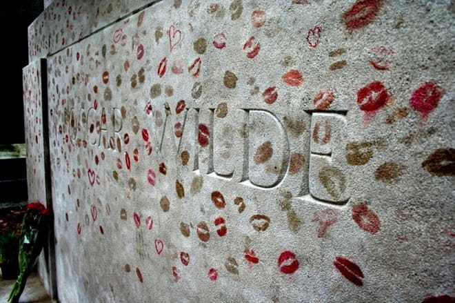 Độc đáo ngôi mộ phủ đầy vết son môi ở Paris