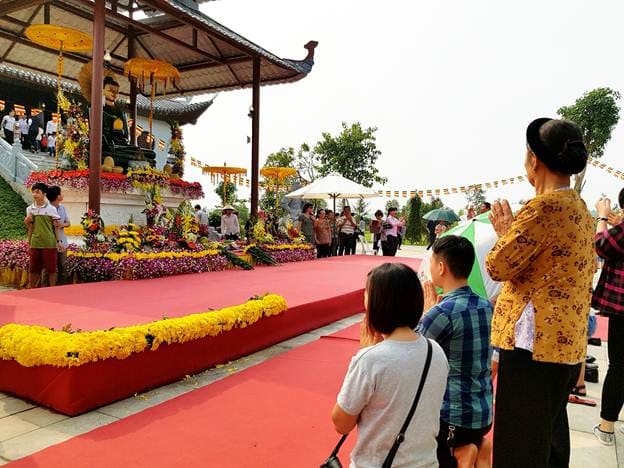 Đông đảo phật tử về chiêm bái Phật Ngọc lần cuối cùng tại Việt Nam